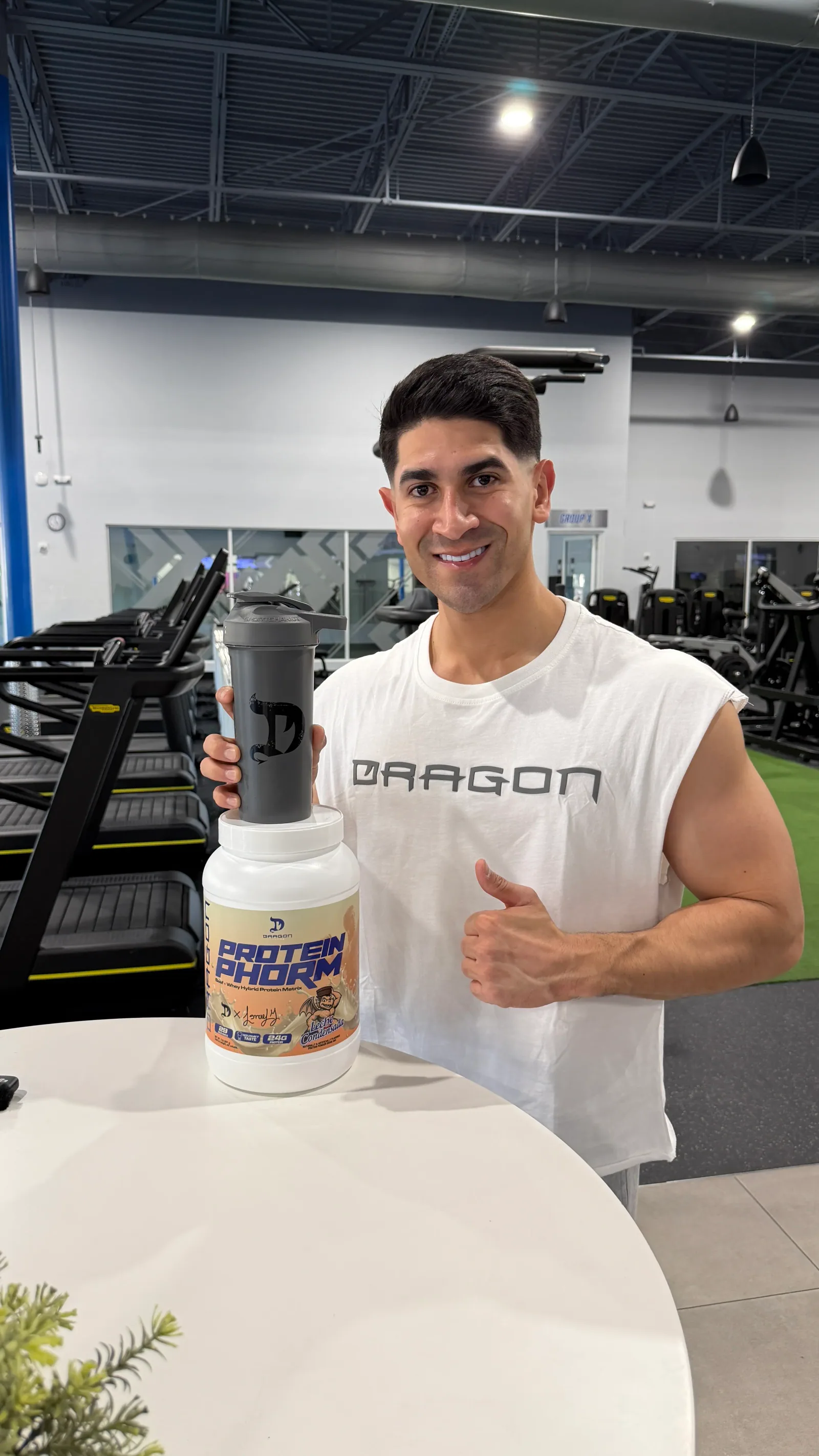 Juan Wagner con productos de Dragon Pharma