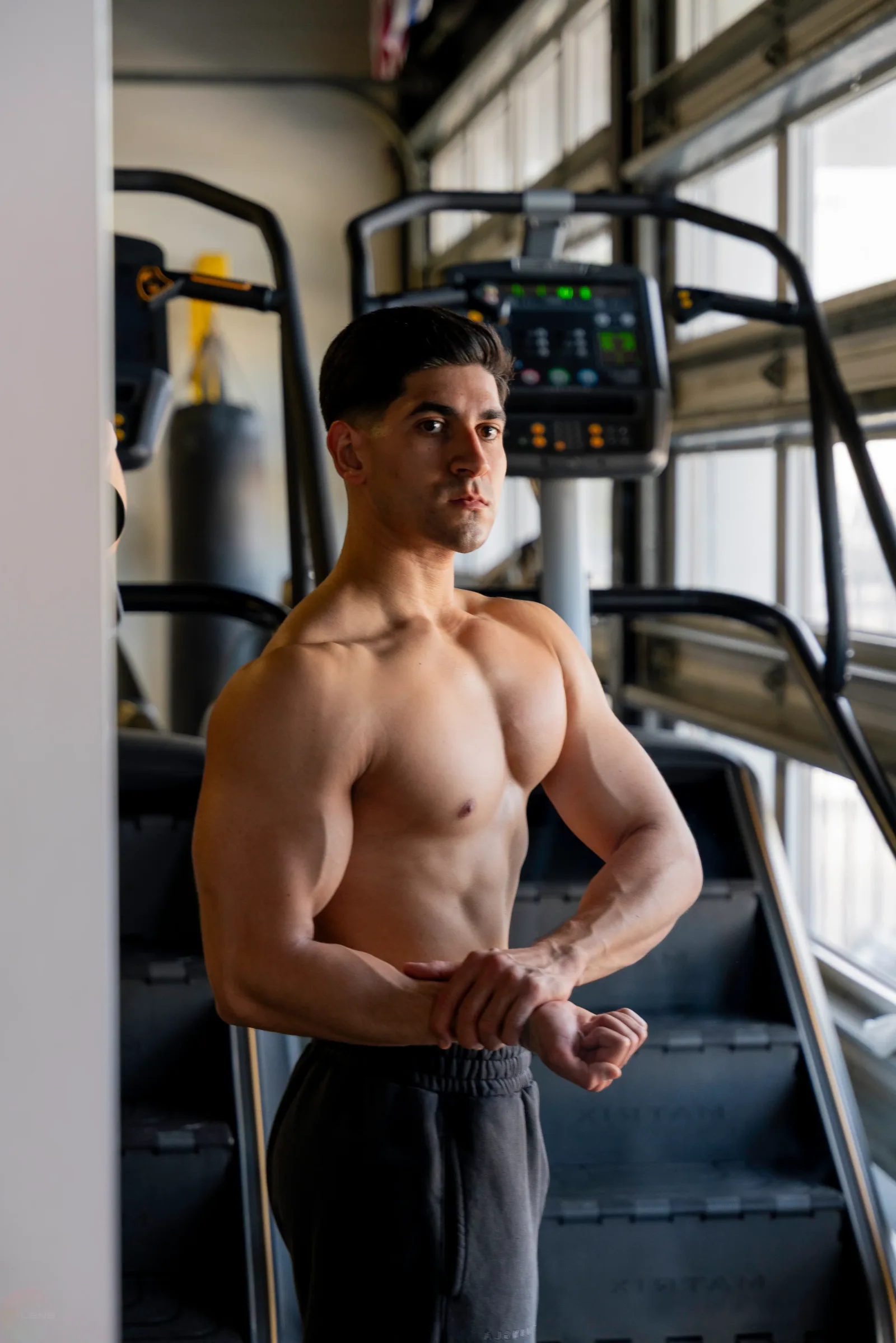 Juan Wagner posando sin camiseta en el gimnasio