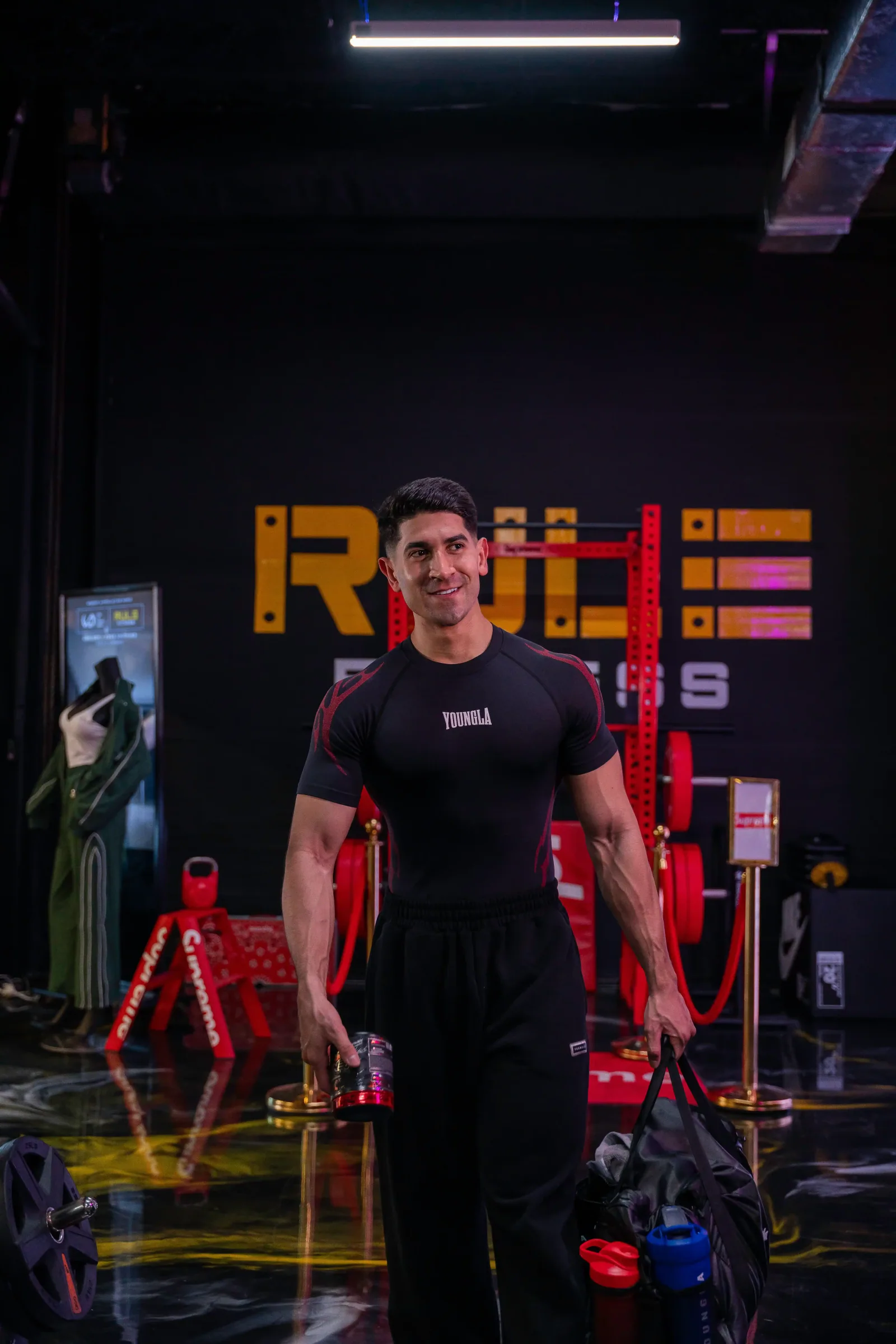 Juan Wagner en el gimnasio con su bolsa de deporte y un shaker